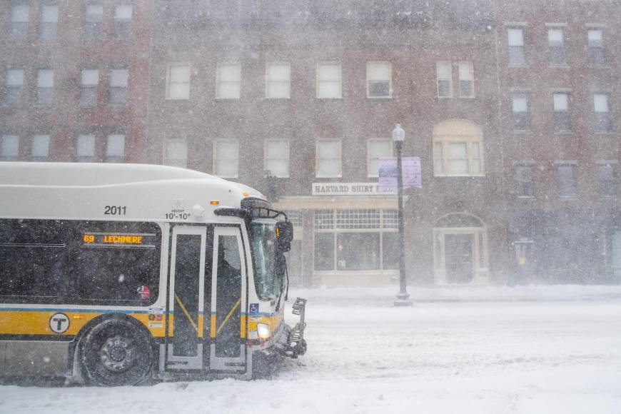 Las impresionantes imágenes de la “histórica” tormenta de nieve que azota el este de EEUU