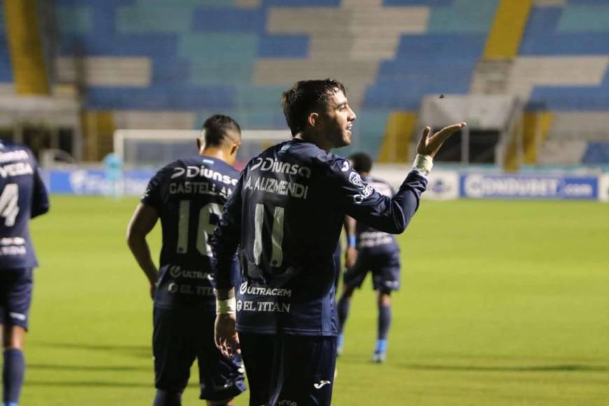 Beso de Auzmendi a aficionada y el niño que debutó con el Motagua