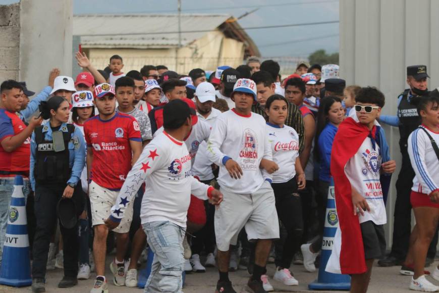 ¡Fiesta total! Así fue el apoyo de la Ultrafiel en el Olimpia vs Marathón