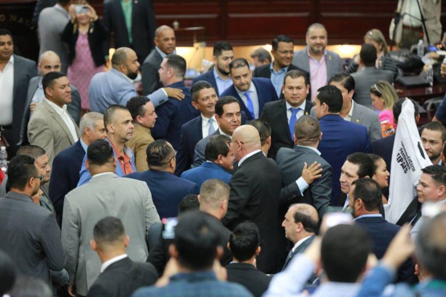 Por una camisa, diputados casi se van a los golpes en el Congreso Nacional