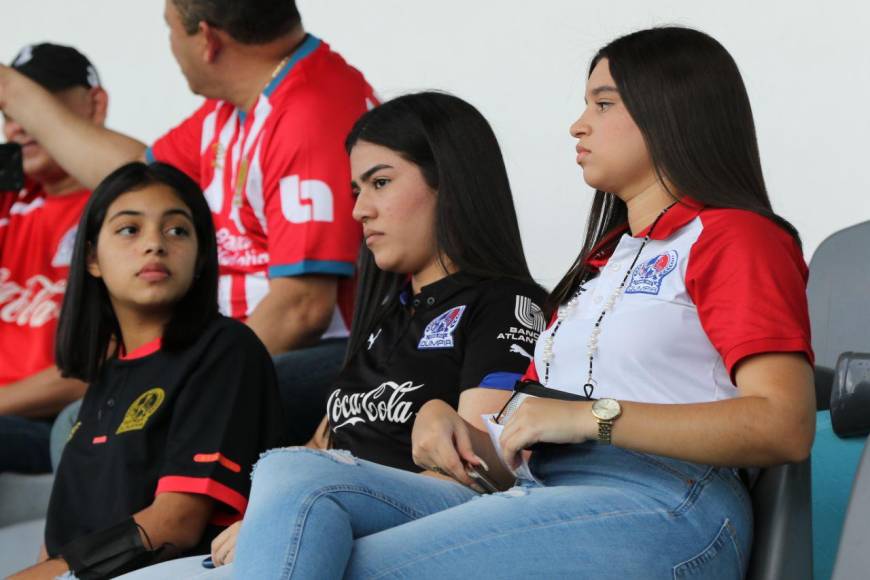 Aficionadas olimpistas engalanan la final de ida entre Olimpia y Alajuelense