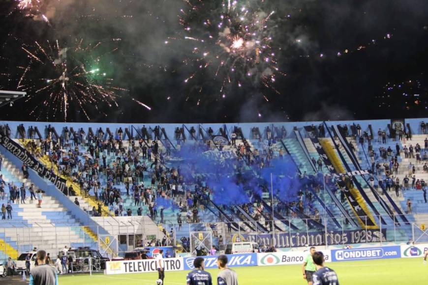 Beso de Auzmendi a aficionada y el niño que debutó con el Motagua