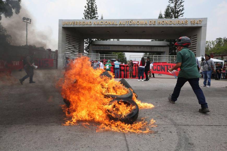 Batallas campales y quema de llantas: intensa jornada de protestas en Honduras