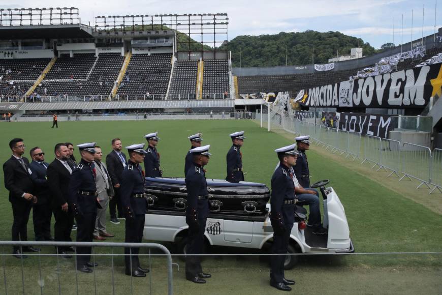 Una abatida Brasil se quiebra ante el último adiós a Pelé