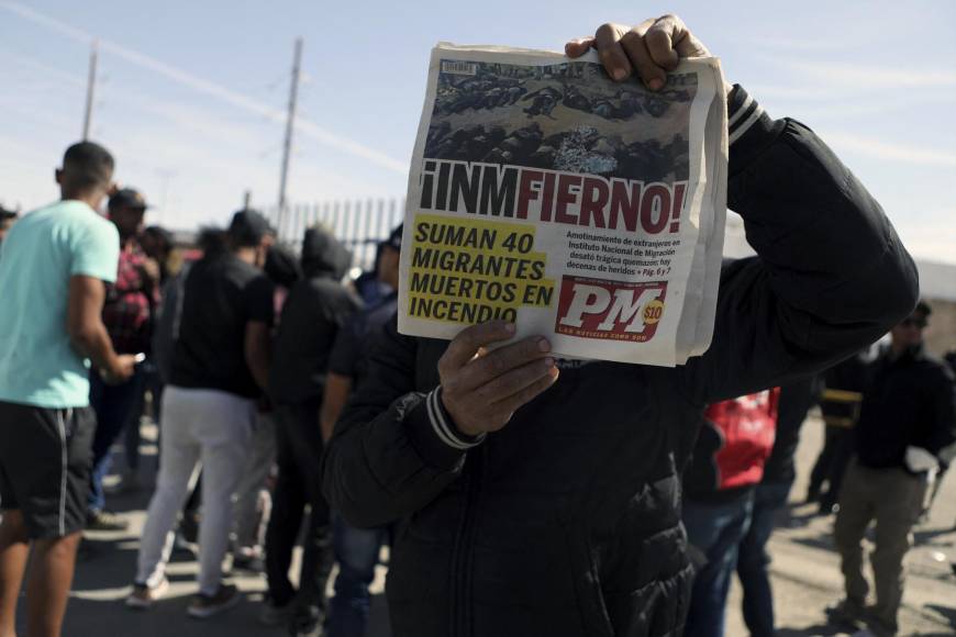 Veladoras y flores en nombre de los migrantes fallecidos en Ciudad Juárez