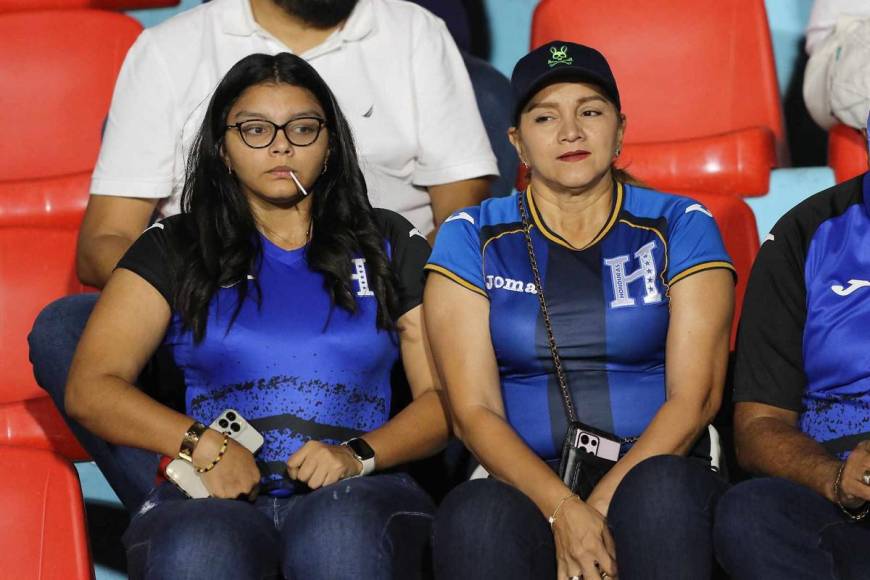 “Todos con la H”, aficionados catrachos listos en el Chelato Uclés para el Honduras - Granada