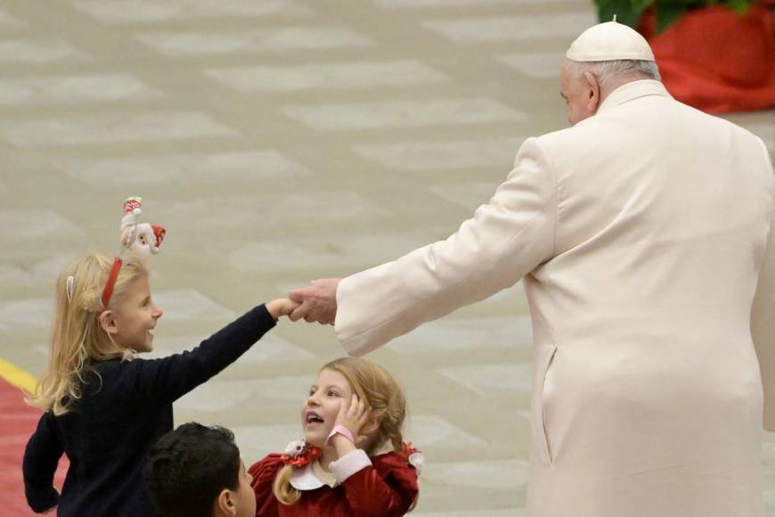 El papa Francisco celebra sus 87 años junto a los niños del Vaticano