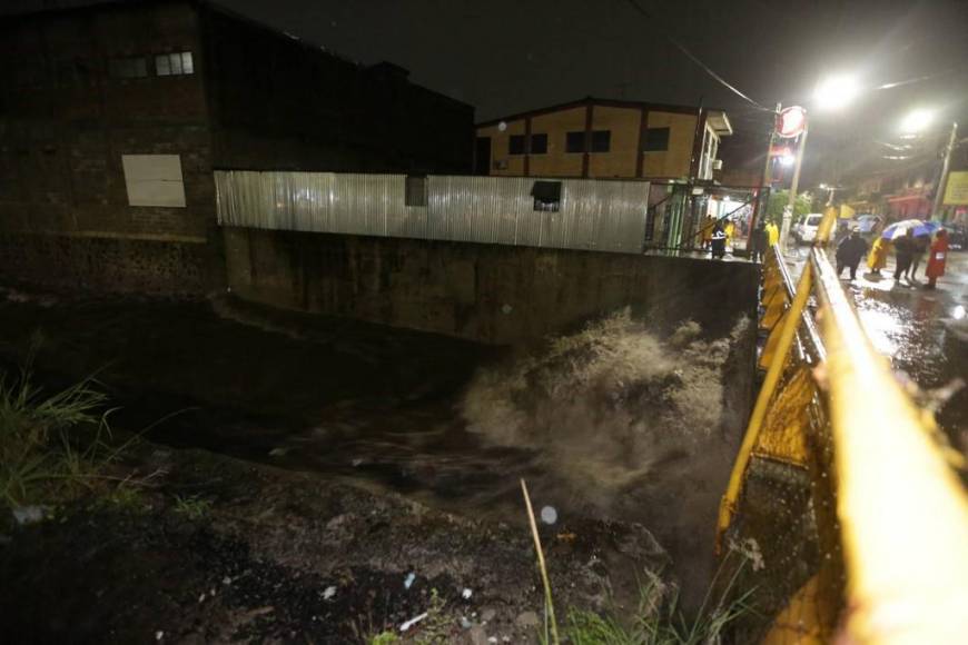 Socavones, carros destrozados y el agua hasta el cuello: Los daños de Bonnie en El Salvador