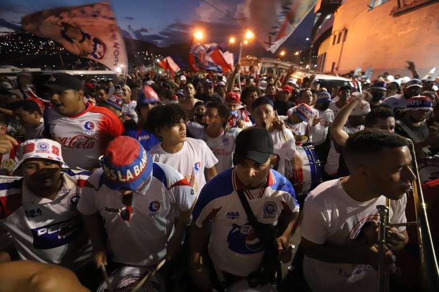 La Ultra Fiel llega con bombos al Nacional para la final de ida de la Concacaf League