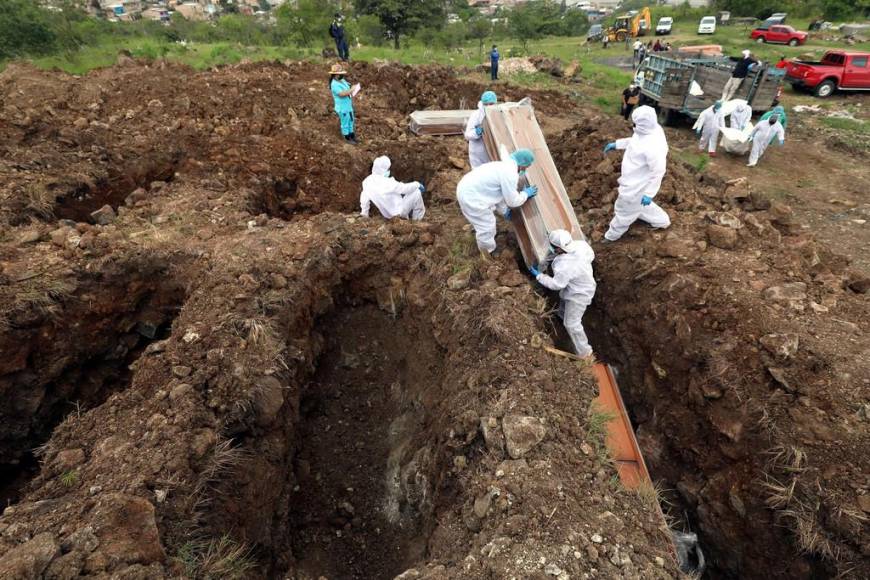 Tres meses sin ser reclamados: así fue la inhumación de 26 hondureños en la capital