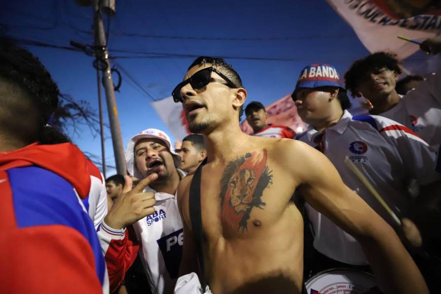 La Ultra Fiel llega con bombos al Nacional para la final de ida de la Concacaf League