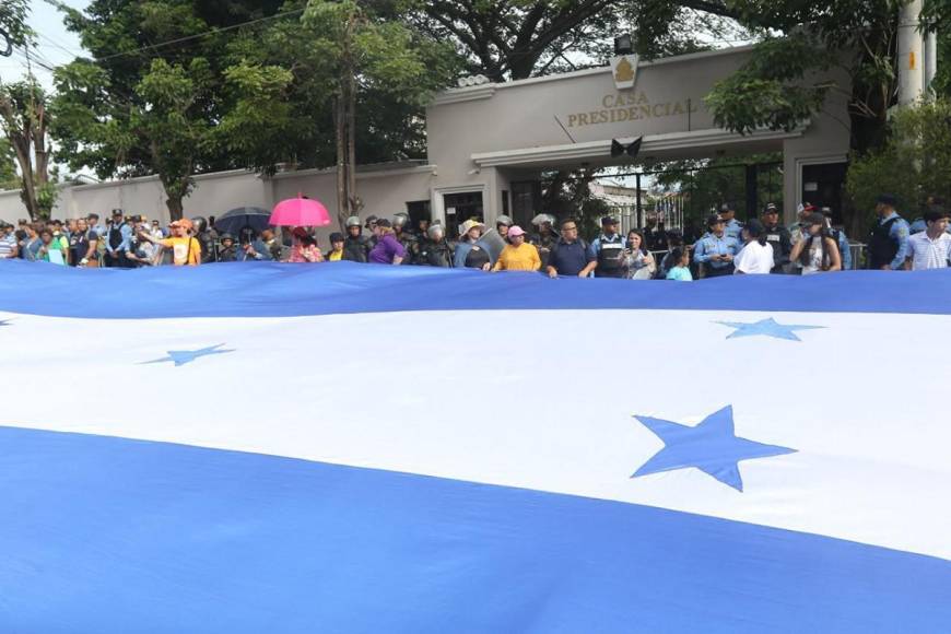 Los mensajes que dejó la masiva marcha en Tegucigalpa “Por nuestros hijos”