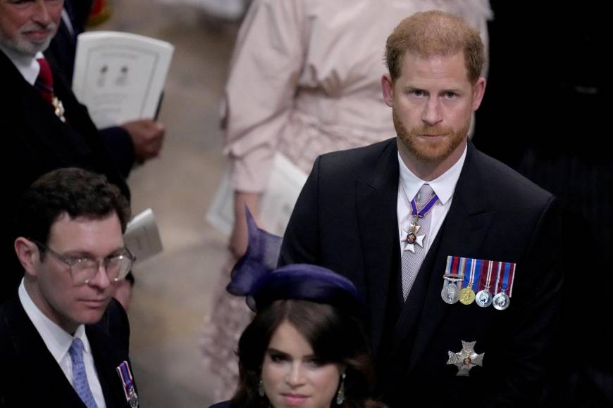 Solo y con una sonrisa: así asistió el príncipe Harry a la coronación de Carlos III