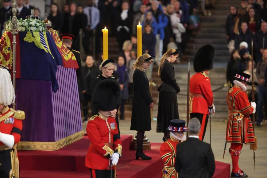 Tristes, cabizbajos y Harry vestido de militar: Así fue la vigilia realizada por los ocho nietos de Isabel II