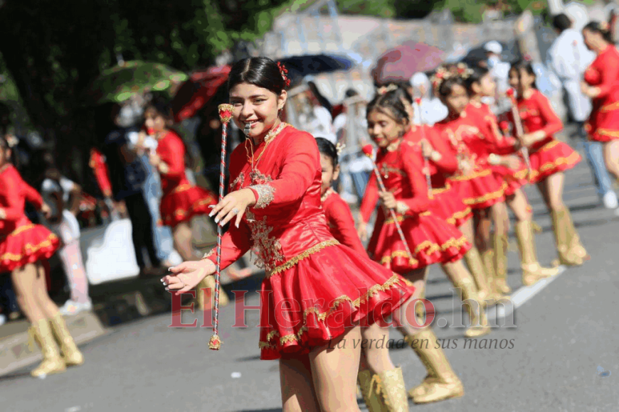 FOTOS: Fervor cívico y actos culturales de escolares en calles capitalinas