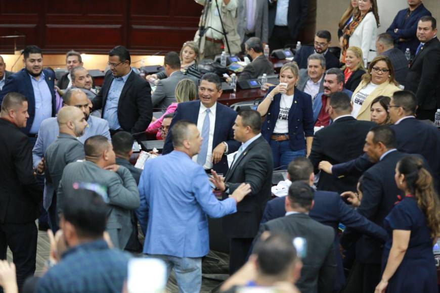 Por una camisa, diputados casi se van a los golpes en el Congreso Nacional