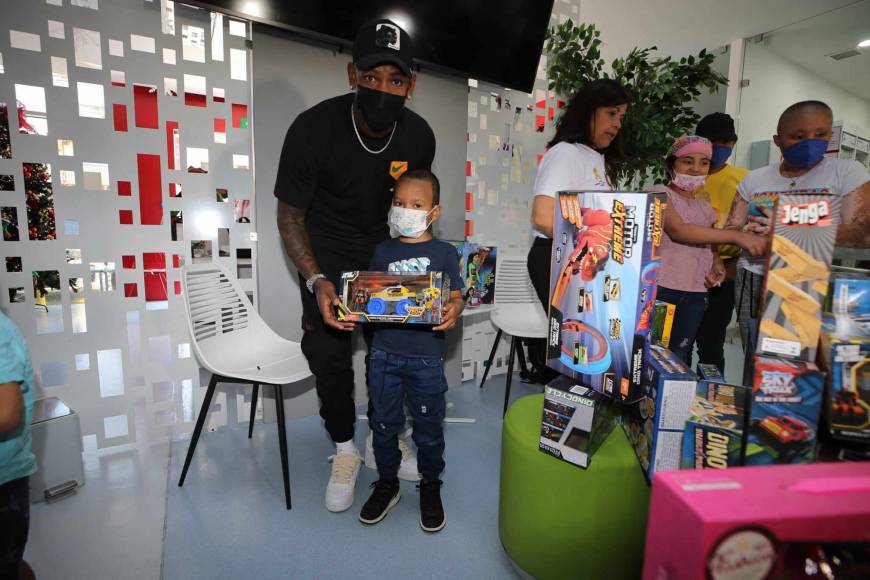 El lindo gesto de Romell Quioto en Fundación Hondureña para el Niño con Cáncer