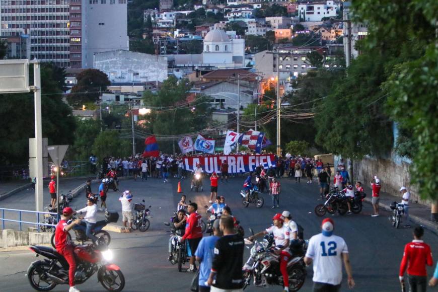 Imponente llegada de Ultra Fiel al Nacional para juego de Olimpia ante Antigua