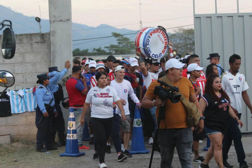 ¡Fiesta total! Así fue el apoyo de la Ultrafiel en el Olimpia vs Marathón