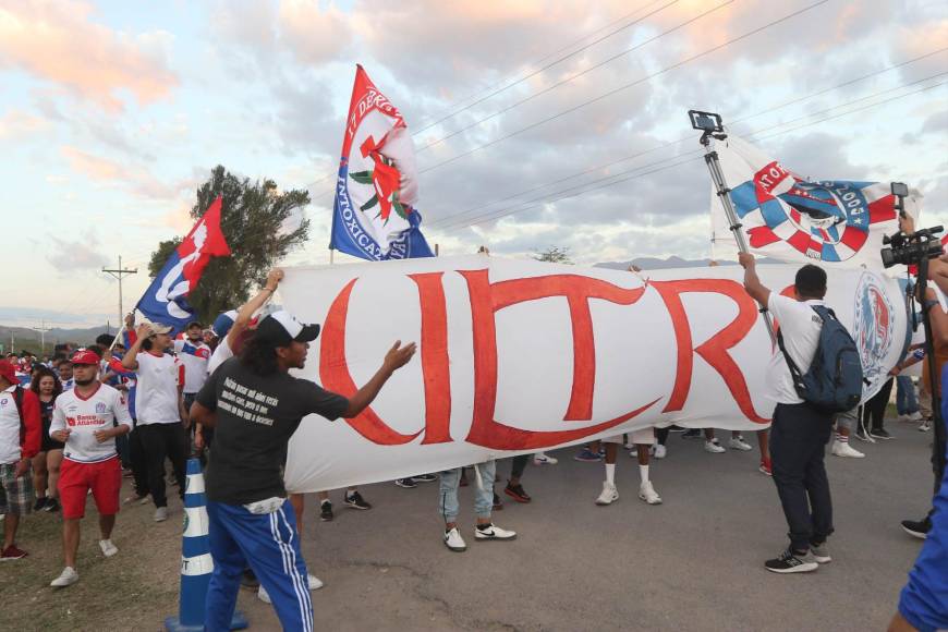 ¡Fiesta total! Así fue el apoyo de la Ultrafiel en el Olimpia vs Marathón