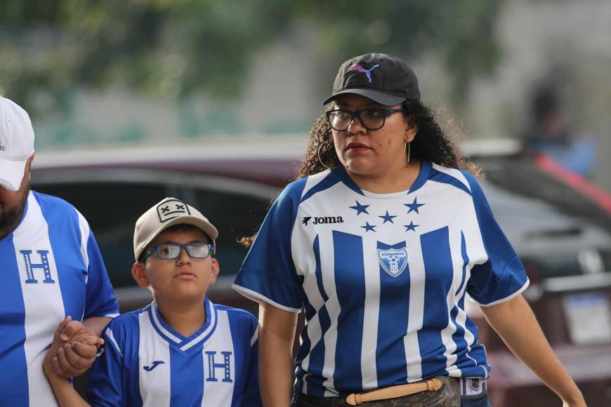 Ambiente fenomenal en el Chelato Uclés para presenciar el Honduras vs Trinidad y Tobago