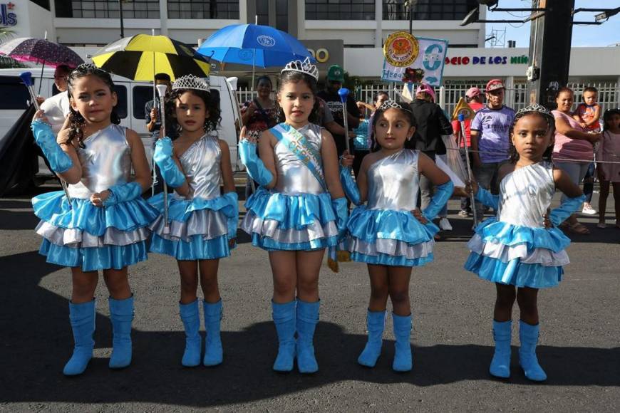 Tiernas y coloridas: las pequeñas palillonas que engalanan desfiles de prebásica en la capital