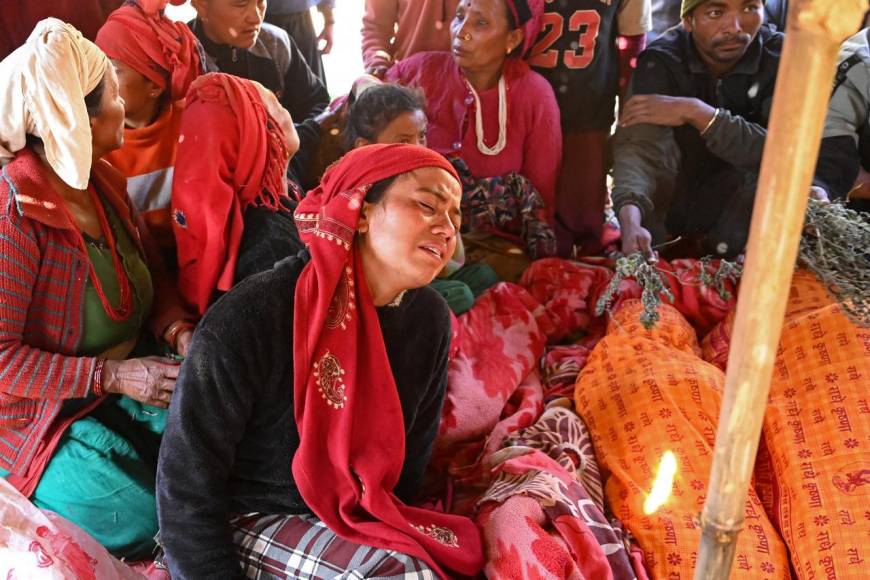 Chiuri, la aldea destruida por el sismo en Nepal, despide sus muertos