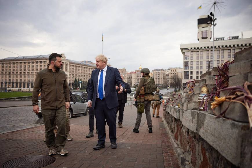 Johnson y Zelensky dieron un paseo por Kiev, la ciudad atacada por Rusia