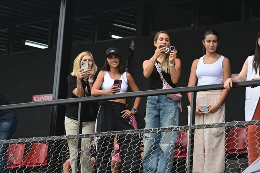 En fotos: Messi y Antonela Roccuzzo causan revuelo en Argentina tras debut de su hijo