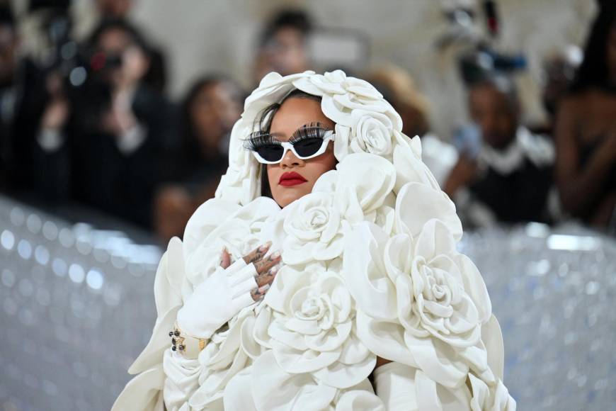 Rihanna, criticada por llegar tarde, lució espectacular en la Met Gala 2023