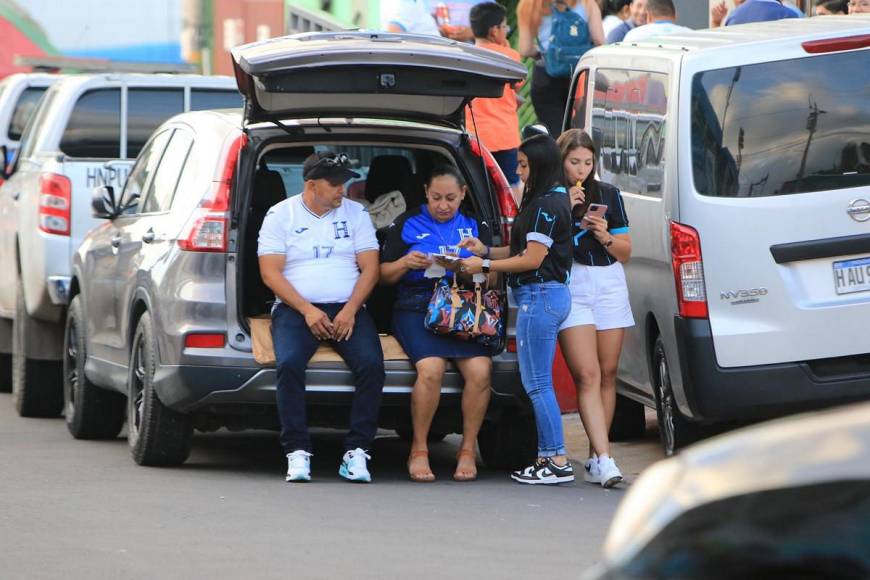 ¡En familia y con toda la emoción! Aficionados llegan al estadio para apoyar a la H