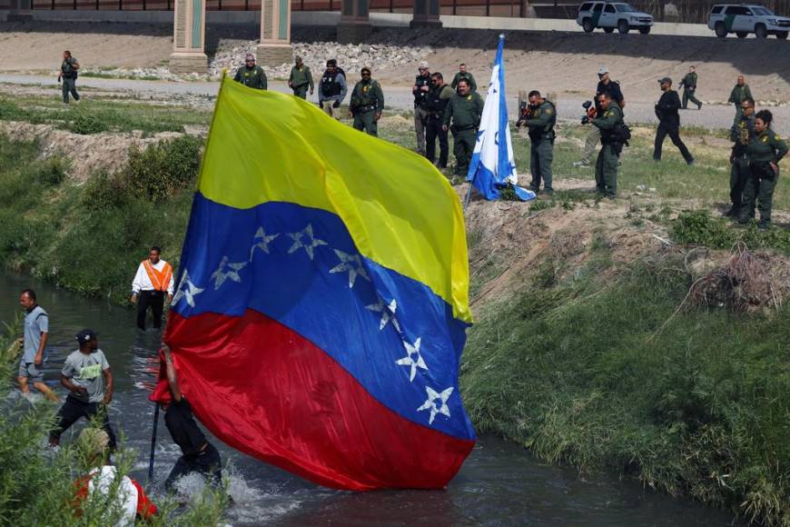 “¡Déjenos entrar, queremos trabajar!”: lanzan balas de goma a migrantes en la frontera de México