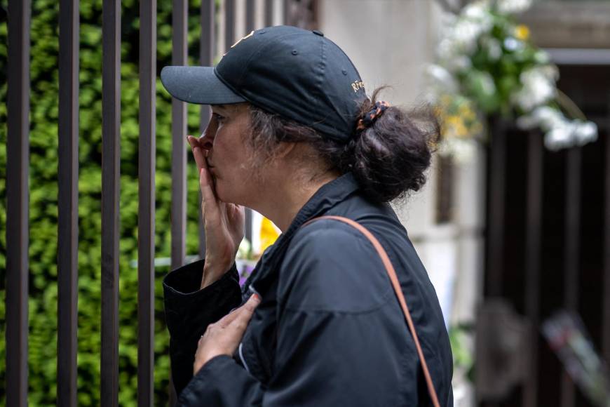 Fanáticos de Tina Turner dejan flores y velas frente a su casa en Suiza