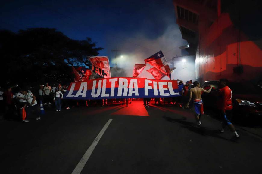 Imponente llegada de Ultra Fiel al Nacional para juego de Olimpia ante Antigua