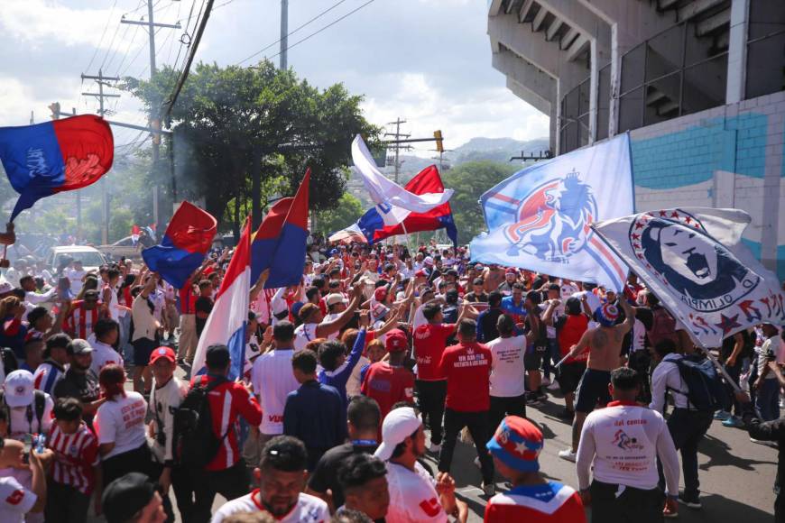 Olimpia - Motagua: ¡Ambientazo! Llegada de la Ultra Fiel al Estadio Nacional para el clásico