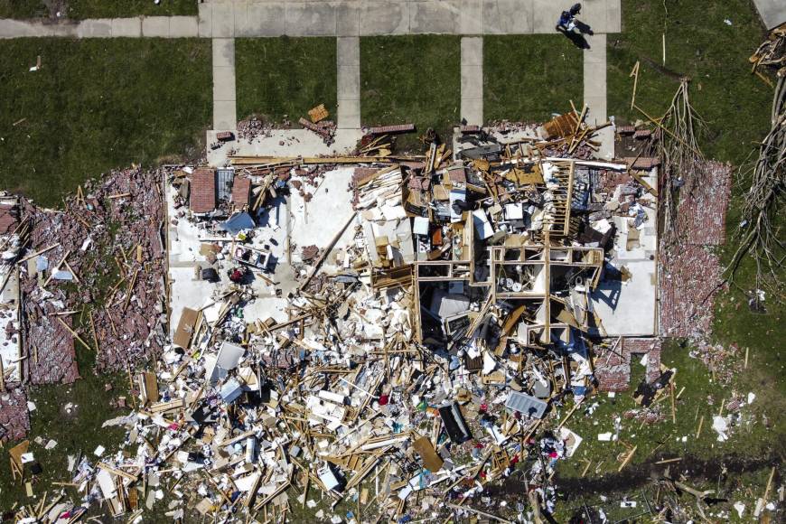 En Misisipi hay “zona de guerra” tras el paso de un mortal tornado