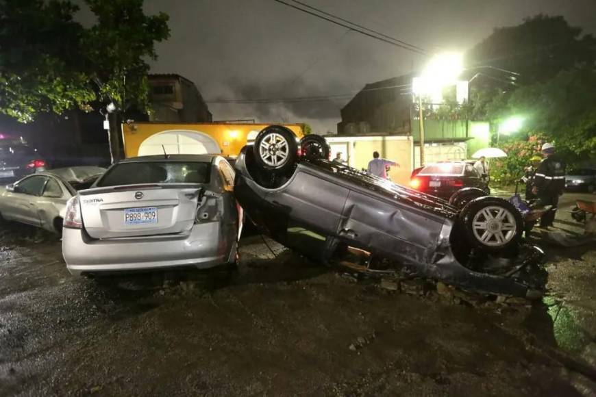 Socavones, carros destrozados y el agua hasta el cuello: Los daños de Bonnie en El Salvador