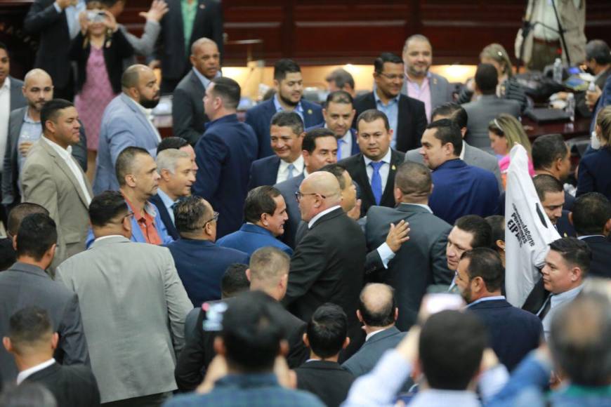 Por una camisa, diputados casi se van a los golpes en el Congreso Nacional