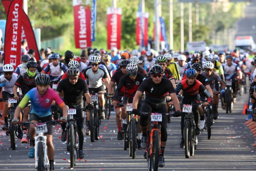 Familias y pequeños se hacen presente a la Vuelta Ciclística 2023