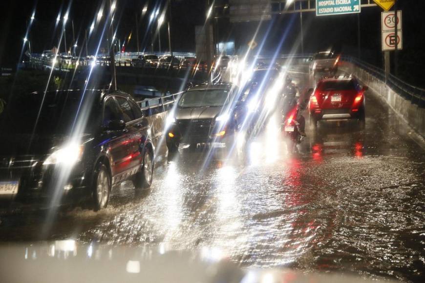 Lluvias sobre la capital generan caos vehicular en varios bulevares