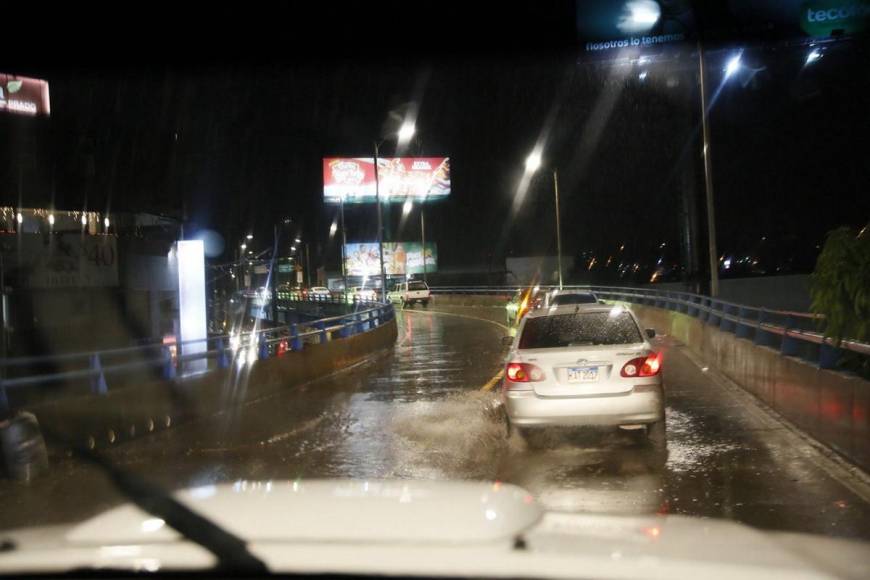 Lluvias sobre la capital generan caos vehicular en varios bulevares