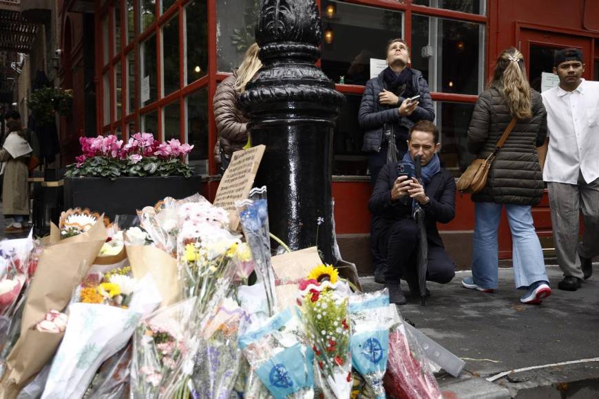 Fans de Friends se reúnen en NY para rendir honor a Matthew Perry