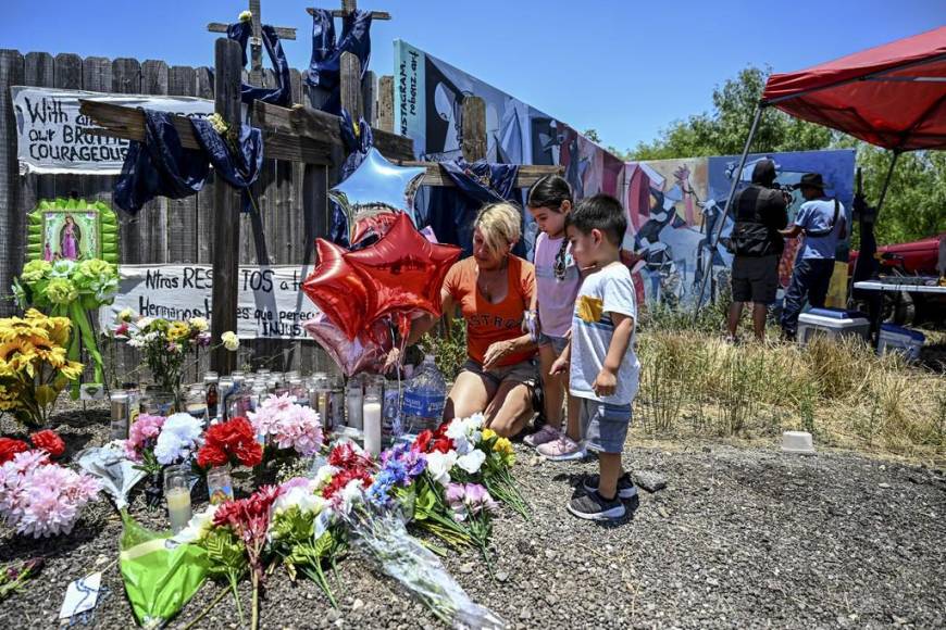 Altares, veladoras y oraciones, así rinden homenaje a migrantes que murieron en tráiler en Texas