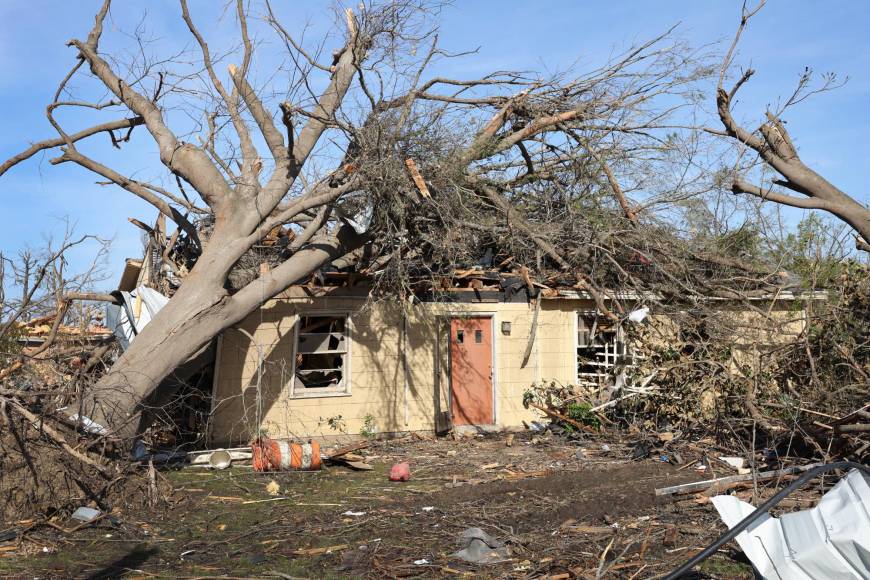 En Misisipi hay “zona de guerra” tras el paso de un mortal tornado