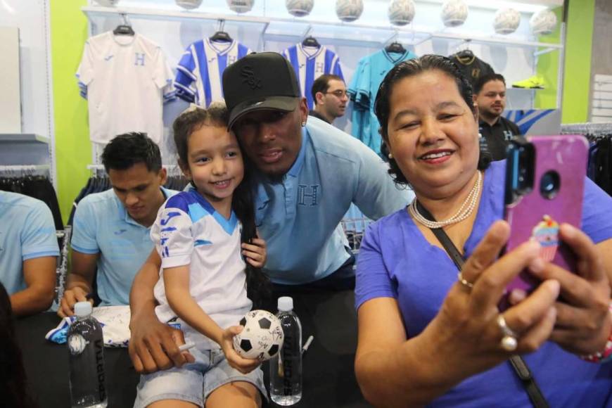 Seleccionados de Honduras se dejan querer por aficionados previo a juego ante Jamaica