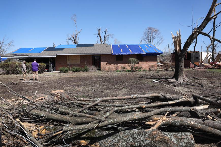 En Misisipi hay “zona de guerra” tras el paso de un mortal tornado