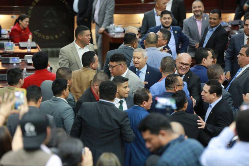 Por una camisa, diputados casi se van a los golpes en el Congreso Nacional