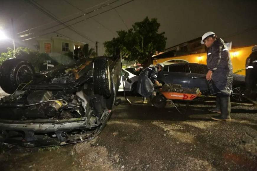 Socavones, carros destrozados y el agua hasta el cuello: Los daños de Bonnie en El Salvador