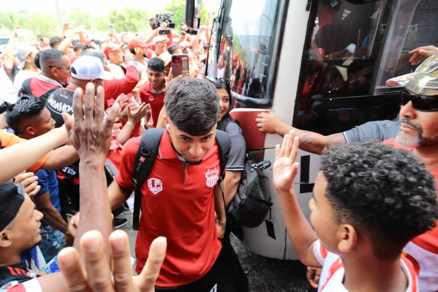 La Marea Roja armó un ambientazo en Choluteca para no dejar solo a su amado Vida