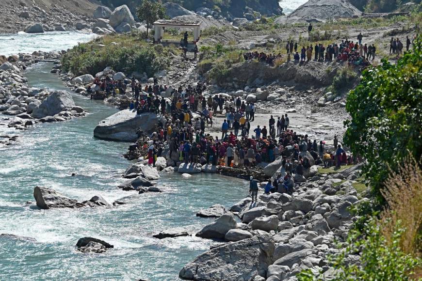 Chiuri, la aldea destruida por el sismo en Nepal, despide sus muertos